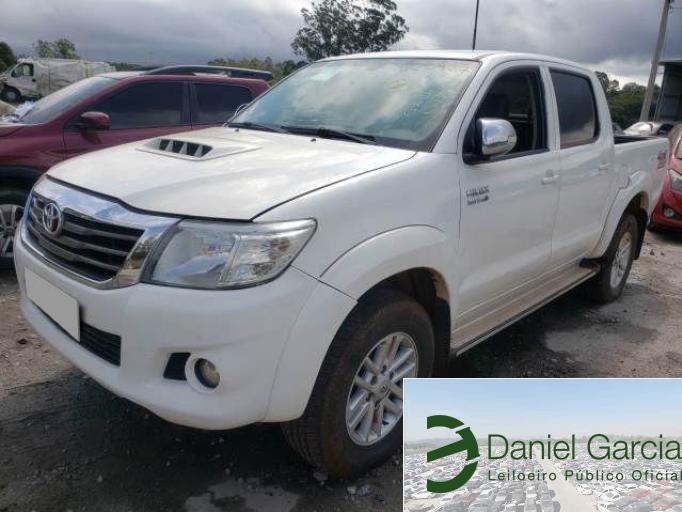 TOYOTA HILUX CD 15/15